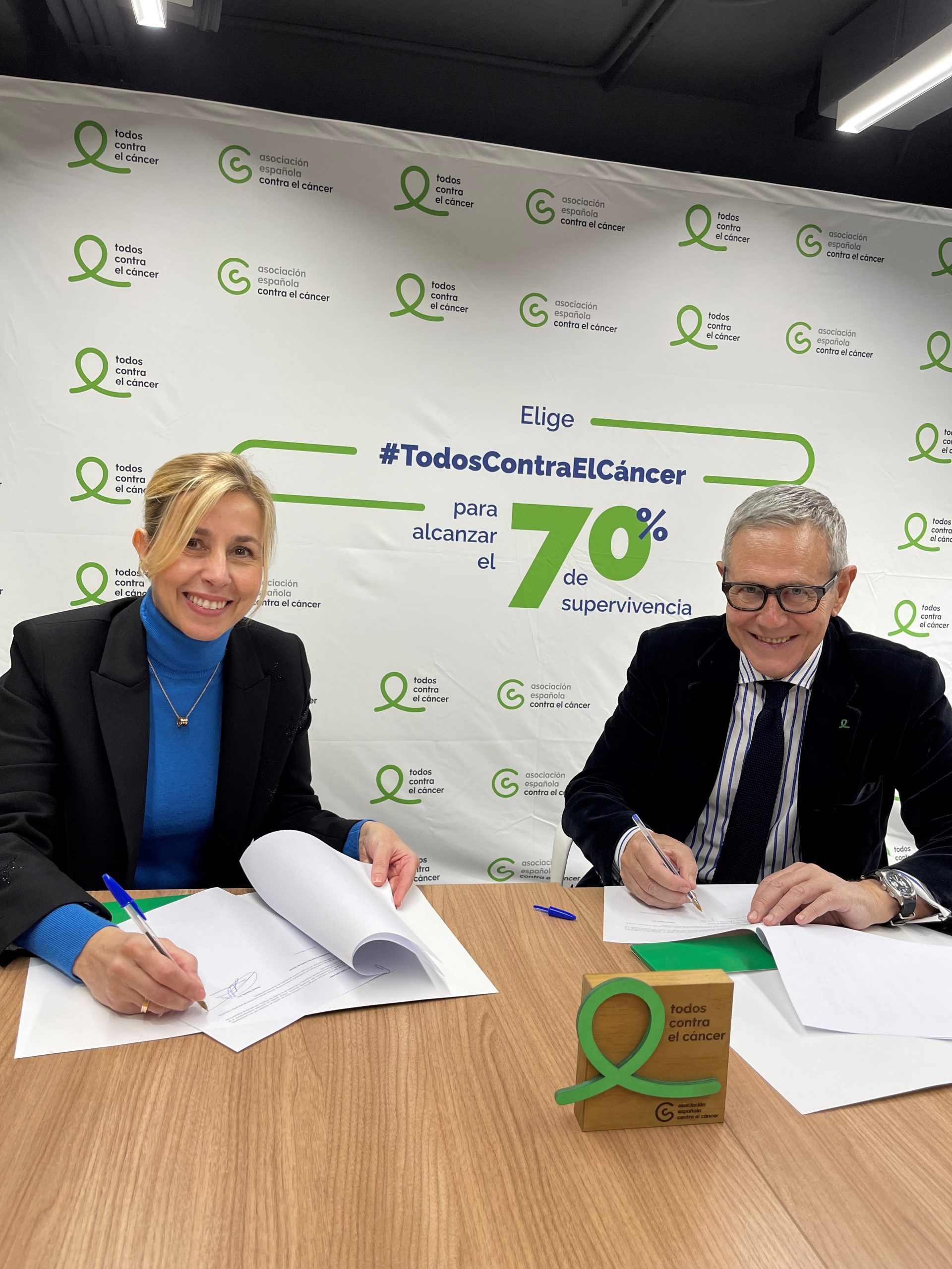 Firma Hearst y 'Todos Contra el Cáncer'